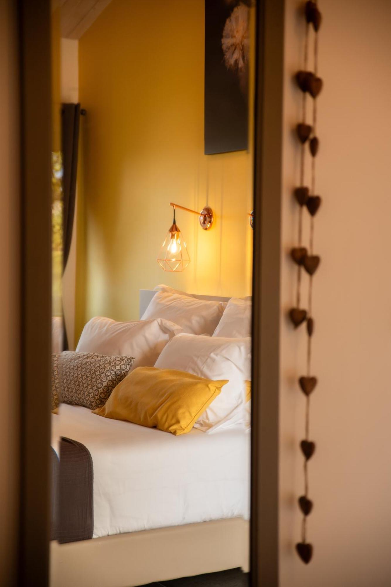 Bed and Breakfast Domaine Forvent Saint-Julien-de-Peyrolas Zewnętrze zdjęcie
